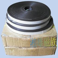 橡胶磁:产品主要包括橡胶磁片,铁粉胶片,挤出磁条,冰箱贴等磁性制品